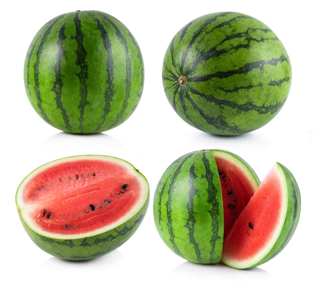 Primer plano de frutas en un plato contra un fondo blanco
