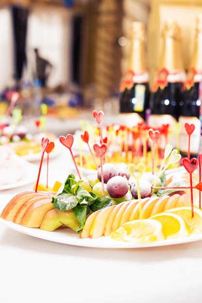 Foto primer plano de frutas en un plato sobre la mesa