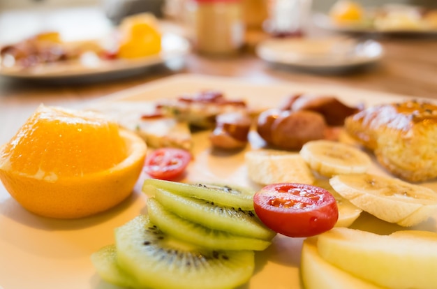 Primer plano de frutas en un plato sobre la mesa