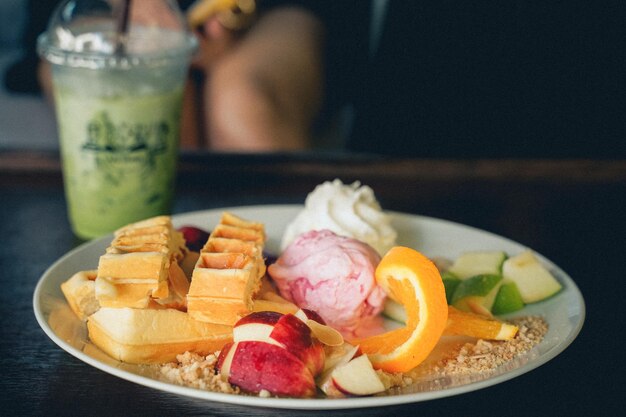 Primer plano de las frutas en un plato sobre la mesa