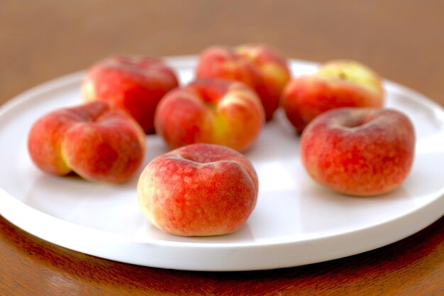 Primer plano de las frutas en un plato sobre la mesa