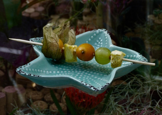 Primer plano de las frutas en el plato