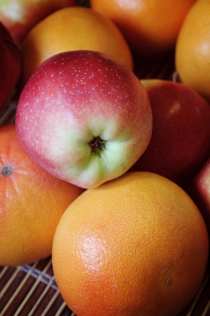 Primer plano de frutas, pomelo naranja jugoso y manzanas