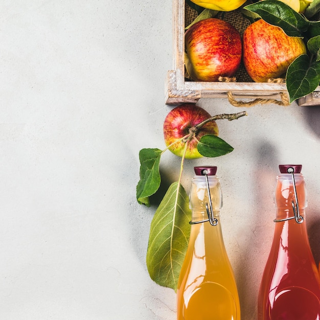 Foto primer plano de las frutas servidas en la mesa contra la pared