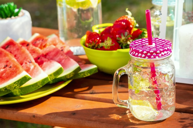 Foto primer plano de las frutas servidas en la mesa