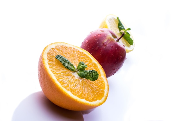 Foto primer plano de las frutas sobre un fondo blanco