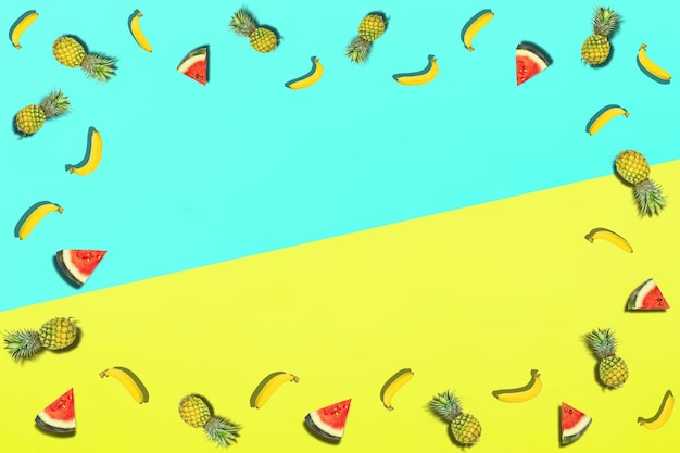 Primer plano de frutas sobre un fondo de colores.
