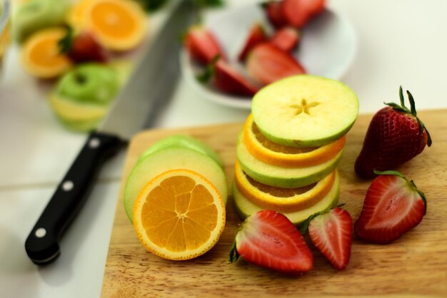 Primer plano de las frutas en la tabla de cortar