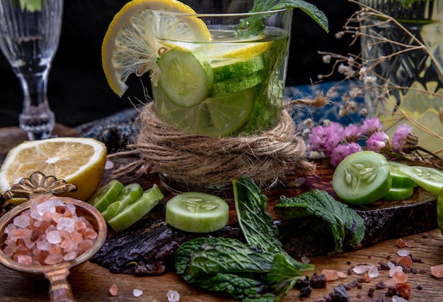 Foto primer plano de frutas en vaso sobre la mesa