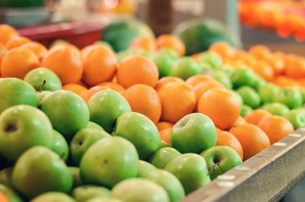 Foto primer plano de frutas para la venta en el puesto del mercado