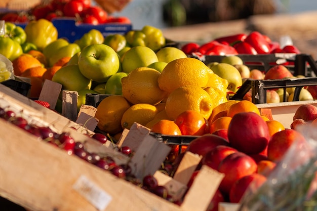 Foto primer plano de frutas para la venta en el puesto del mercado