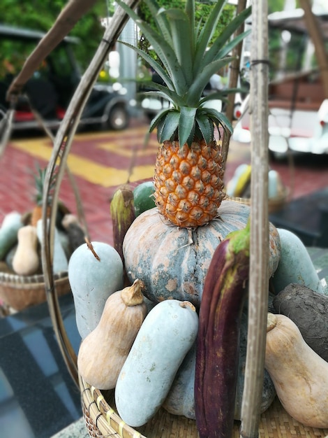 Foto primer plano de frutas para la venta en el puesto del mercado