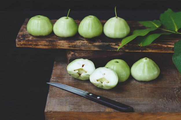 Foto primer plano de frutas verdes en una mesa de madera