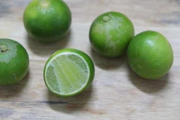 Primer plano de las frutas verdes en la mesa