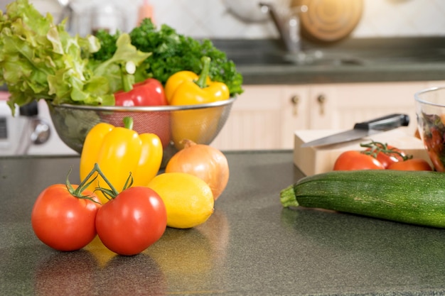 Foto primer plano de frutas y verduras en la cocina