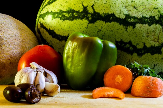 Foto primer plano de las frutas y verduras en la mesa