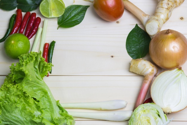 Foto primer plano de las frutas y verduras en la mesa