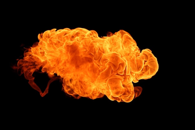 Primer plano del fuego contra un fondo negro