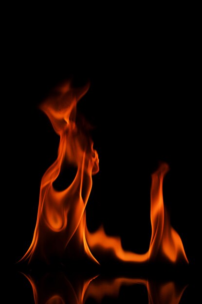 Primer plano del fuego contra un fondo negro