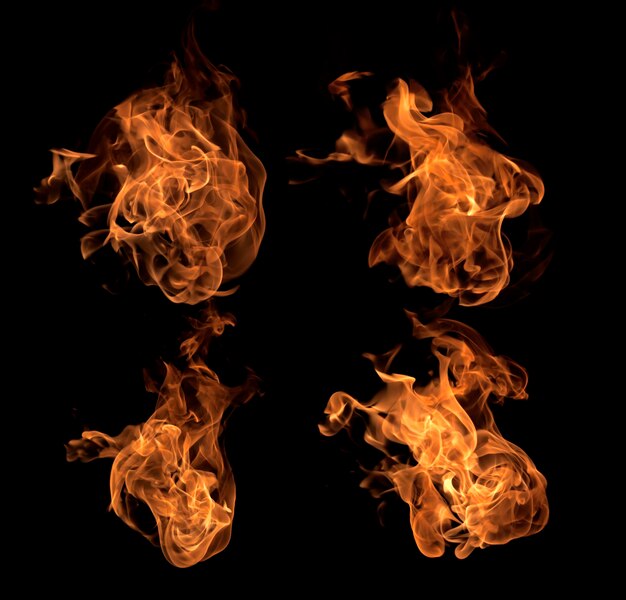 Primer plano del fuego contra un fondo negro