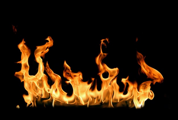 Primer plano del fuego contra un fondo negro