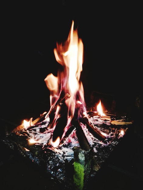 Foto primer plano del fuego en el cuarto oscuro