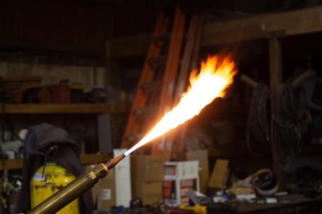 Primer plano del fuego de la máquina de soldadura