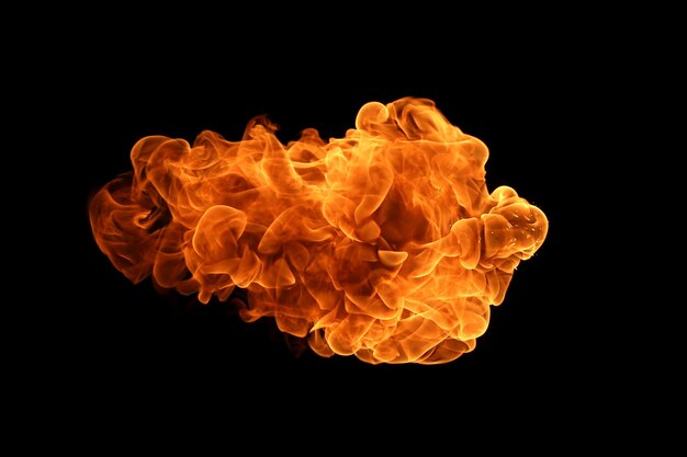 Primer plano de fuego naranja contra fondo negro