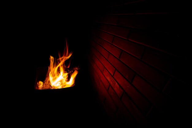 Foto primer plano de un fuego en la oscuridad