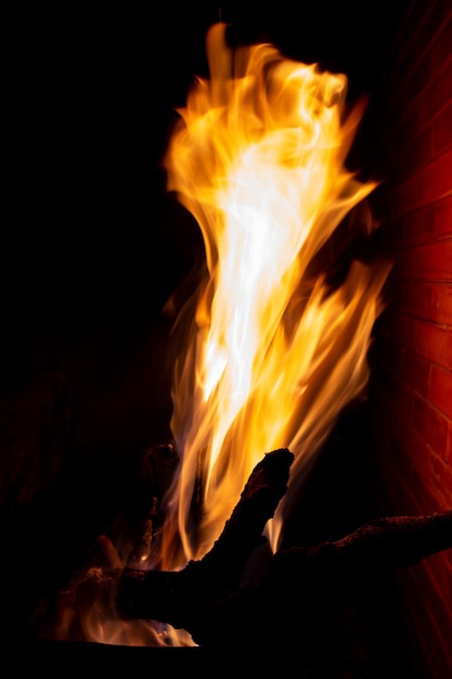 Primer plano de un fuego en la oscuridad