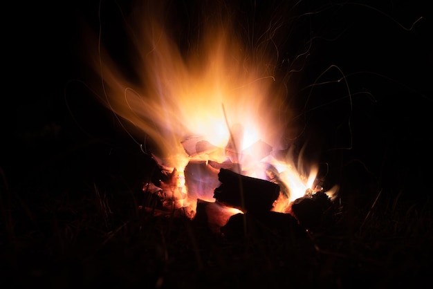 Foto primer plano del fuego en la oscuridad