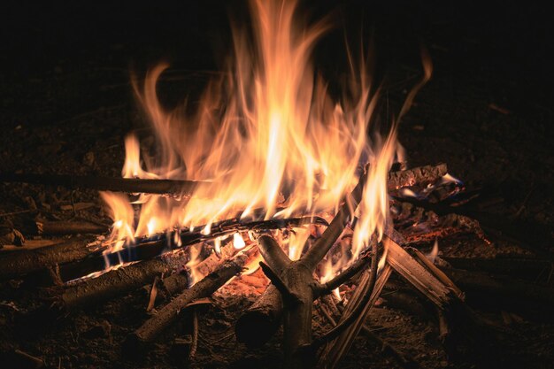 Primer plano del fuego en la oscuridad