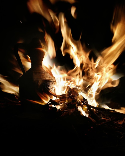 Foto primer plano del fuego en la oscuridad