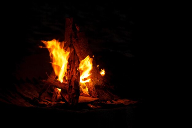 Foto primer plano de un fuego en la oscuridad