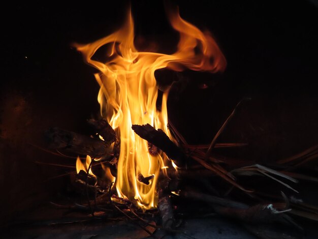 Foto primer plano de un fuego en la oscuridad