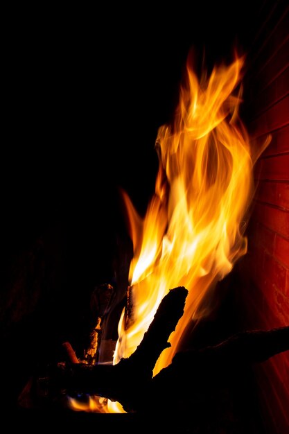 Foto primer plano de un fuego en la oscuridad