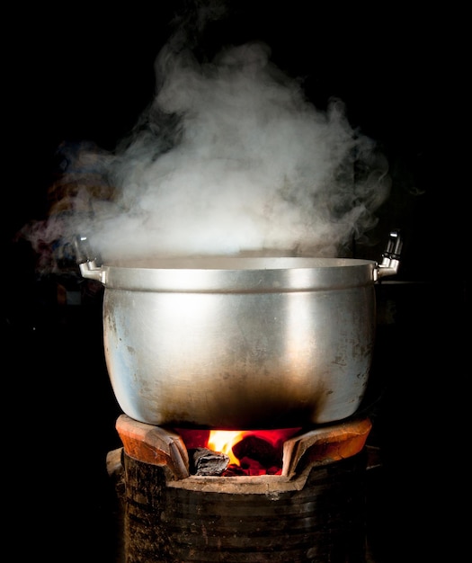 Primer plano del fuego en la parrilla de barbacoa contra un fondo negro