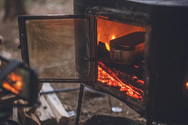 Foto primer plano del fuego en la parrilla de barbacoa