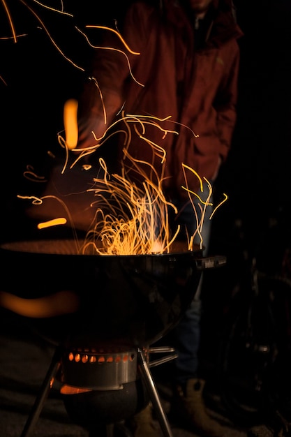 Primer plano del fuego en la parrilla