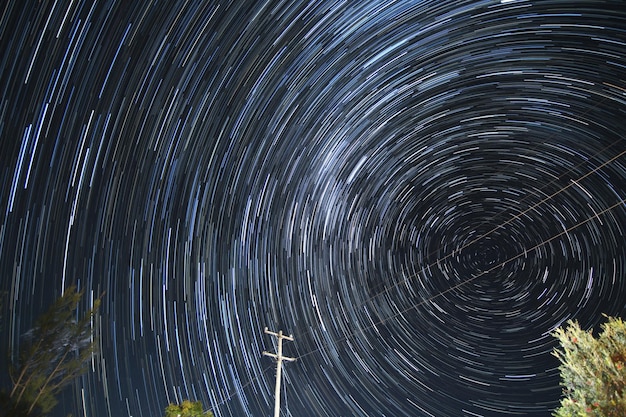 Primer plano de fuegos artificiales contra el cielo por la noche