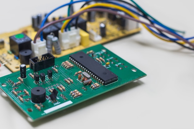 Primer plano de la fuente de alimentación de la placa electrónica, imagen borrosa y tonificada, enfoque en el dispositivo