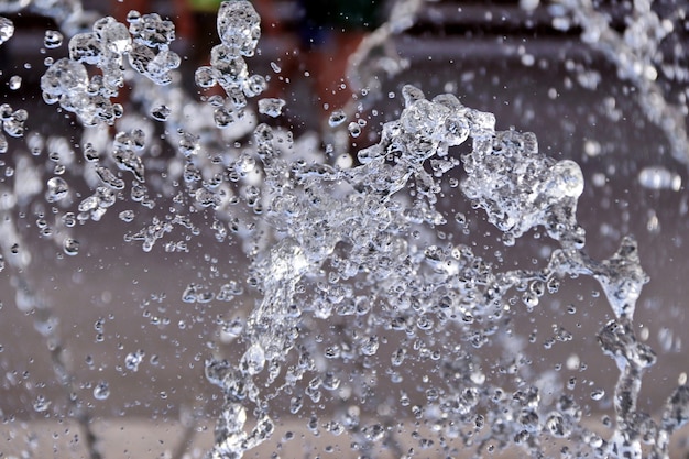 Primer plano de la fuente de las gotas de agua fondo borroso