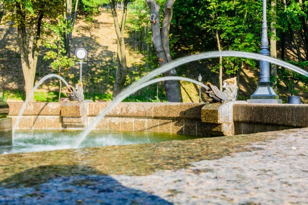 Primer plano de una fuente en un parque de la ciudad en verano