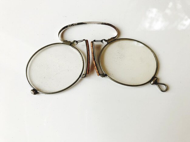 Primer plano de gafas antiguas sobre un fondo blanco