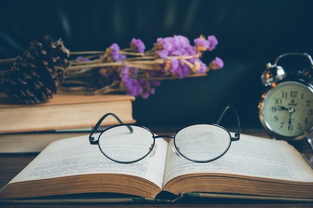 Primer plano de gafas de lectura en el libro.