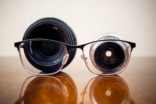 Foto primer plano de unas gafas con lentes como si fueran ojos