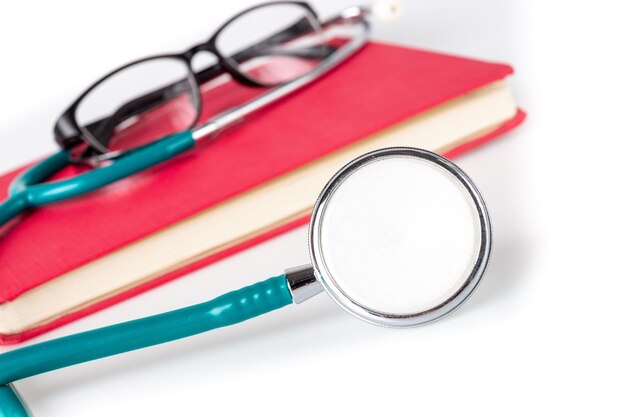 Foto primer plano de gafas en la mesa contra un fondo blanco