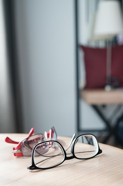 Foto primer plano de gafas en la mesa