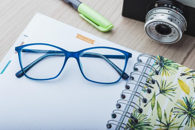 Foto primer plano de las gafas en la mesa