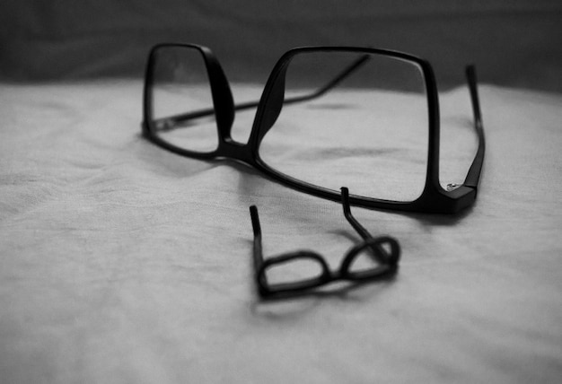 Foto primer plano de las gafas en la mesa